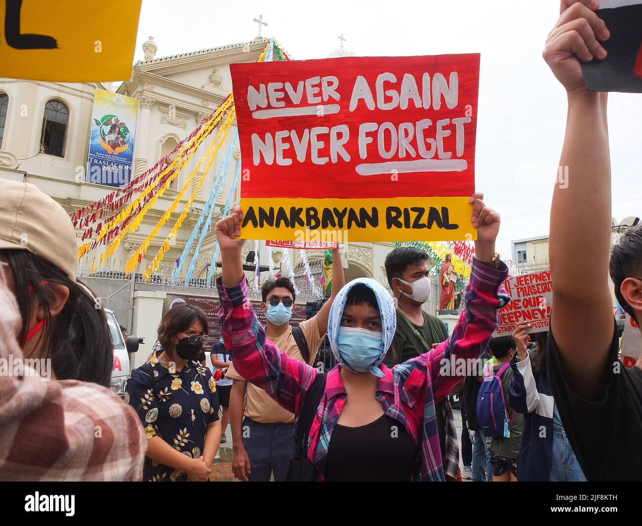 Manille, Philippines. 30th juin 2022. Les manifestants tiennent des écriteaux exprimant leur opinion pendant la manifestation. Des groupes militants ont organisé une manifestation sur la Plaza Miranda à Quiapo le jour de l'investiture du président élu Ferdinand 'Bongbong' Marcos Jr. L'ordre du jour principal de la manifestation était d'exiger de la nouvelle administration qu'elle rende compte des exigences de l'économie et des crimes commis sous la dictature de la Feu Ferdinand Marcos Sr. (Photo de Josefiel Rivera/SOPA Images/Sipa USA) crédit: SIPA USA/Alay Live News Banque D'Images