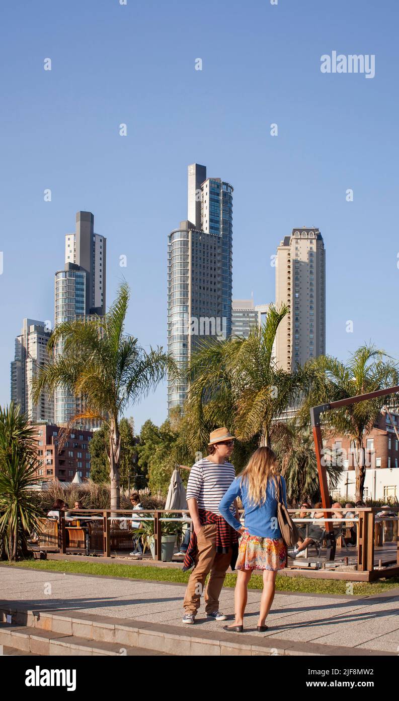Couple à Puerto Madero, Buenos Aires, Argentine avec espace copie Banque D'Images