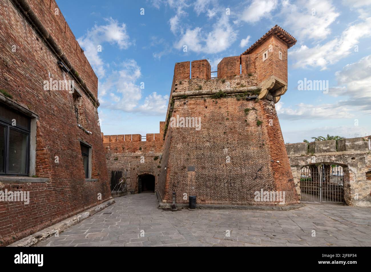 À l'intérieur des murs fortifiés de la nouvelle forteresse historique ou de la Fortezza Nuevo, dans la zone du canal de la Nouvelle Venise de Livourne. Banque D'Images
