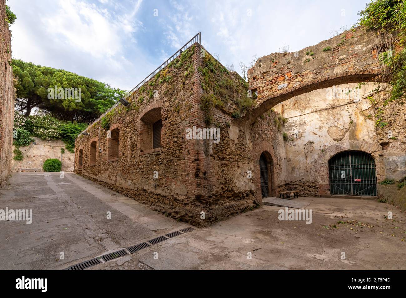À l'intérieur des murs fortifiés de la nouvelle forteresse historique ou de la Fortezza Nuevo, dans la zone du canal de la Nouvelle Venise de Livourne. Banque D'Images