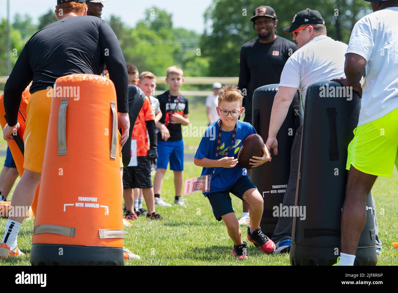 3 juin 2022 - base aérienne de Wright-Patterson, Ohio, États-Unis - Un participant à une clinique de compétences des Bengals parrainée par l'USO serpente entre des joueurs de football Bengale de Cincinnati et des bénévoles 3 juin 2022, à la base aérienne de Wright-Patterson, Ohio. Un groupe de rookies du Bengale a déjeuné avec des aviateurs, visité la base et pris part à la clinique spécialisée qui comptait 99 enfants Wright-Patt inscrits. (Image de crédit : © U.S. Air Force/ZUMA Press Wire Service/ZUMAPRESS.com) Banque D'Images