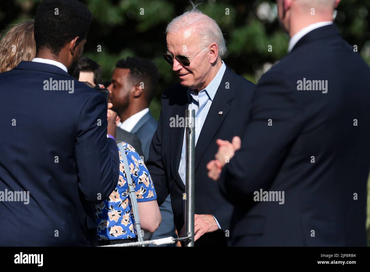 Le président des États-Unis Joe Biden salue les gens, alors qu'il arrive sur la pelouse sud de la Maison Blanche sur 30 juin 2022 à Washington, DC. Biden est retourné à Washington après avoir assisté aux sommets en Allemagne et en Espagne.Credit: Oliver Contreras/Pool via CNP /MediaPunch Banque D'Images