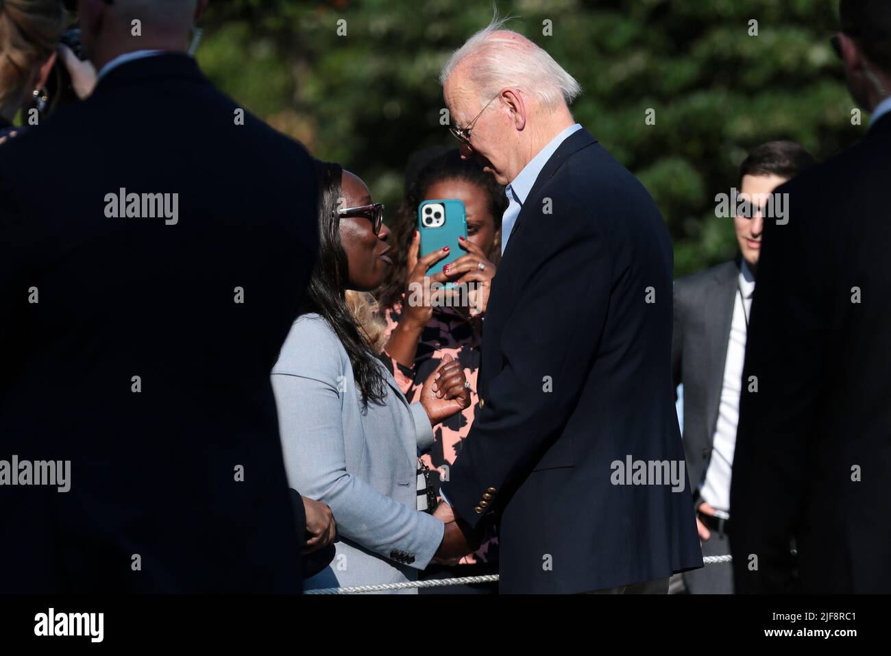 Le président des États-Unis Joe Biden salue les gens, alors qu'il arrive sur la pelouse sud de la Maison Blanche sur 30 juin 2022 à Washington, DC. Biden est retourné à Washington après avoir assisté aux sommets en Allemagne et en Espagne.Credit: Oliver Contreras/Pool via CNP /MediaPunch Banque D'Images