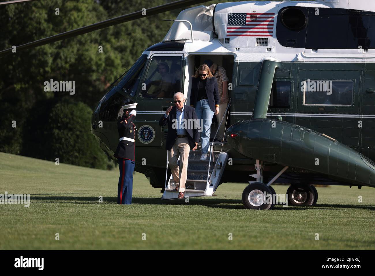 Le président des États-Unis Joe Biden, sort de Marien One alors qu'il arrive sur la pelouse sud de la Maison Blanche sur 30 juin 2022 à Washington, DC. Biden est retourné à Washington après avoir assisté aux sommets en Allemagne et en Espagne.Credit: Oliver Contreras/Pool via CNP /MediaPunch Banque D'Images