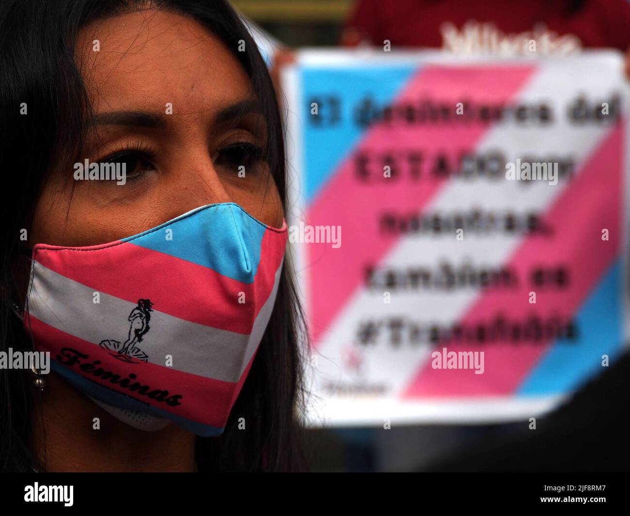 Lima, Pérou. 30th juin 2022. Une femme transgenre de la communauté LGBT manifestant devant le bureau du procureur pour protester contre le manque de sécurité et l'agression et l'extorsion dont ils sont victimes par des proxénètes. Sur 29 juin 'haron' une femme transgenre a été abattu dans le centre-ville de Lima pour ne pas avoir payé la protection aux proxénètes. Credit: Agence de presse Fotoholica/Alamy Live News Banque D'Images