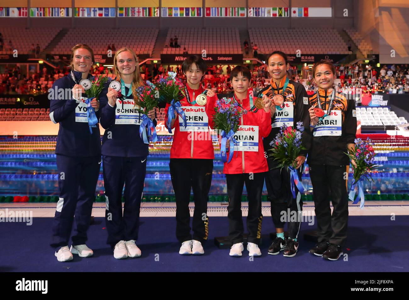 Budapest, Hongrie. 30th juin 2022. Médaillé d'argent, Delaney Schnell (2nd L) des États-Unis et Katrina Young (1st L), médaillé d'or Chen Yuxi (3rd L) de la Chine et Quan Hongchan (3rd R) et médaillé de bronze Pandelela PAMG (2nd R) de la Malaisie Et Nur Dhabitah Sabri posent avec leurs médailles après la finale de plongée synchronisée de 10m pour femmes aux Championnats du monde de la FINA 19th à Budapest, Hongrie, 30 juin 2022. Credit: Zheng Huansong/Xinhua/Alay Live News Banque D'Images