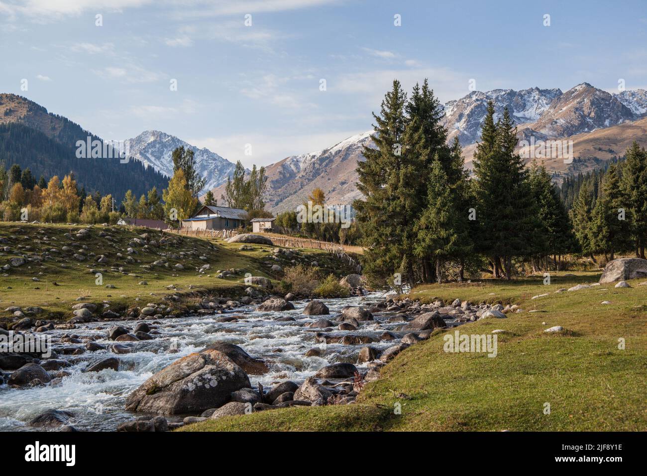 Vue sur la rivière et la montagne à Jyrgalan, Issyk Kul, Kirghizistan. Banque D'Images