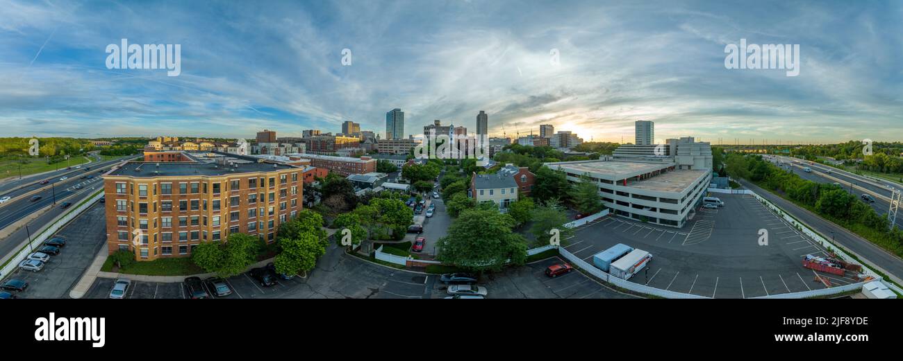 Vue panoramique aérienne du centre-ville du Nouveau-Brunswick, des immeubles d'appartements du New Jersey et de la première église réformée, des immeubles de bureaux en hauteur, des parkings Banque D'Images
