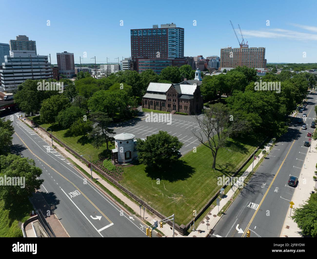 Vue panoramique aérienne du centre-ville du Nouveau-Brunswick, des immeubles d'appartements du New Jersey et de la première église réformée, des immeubles de bureaux en hauteur, des parkings Banque D'Images