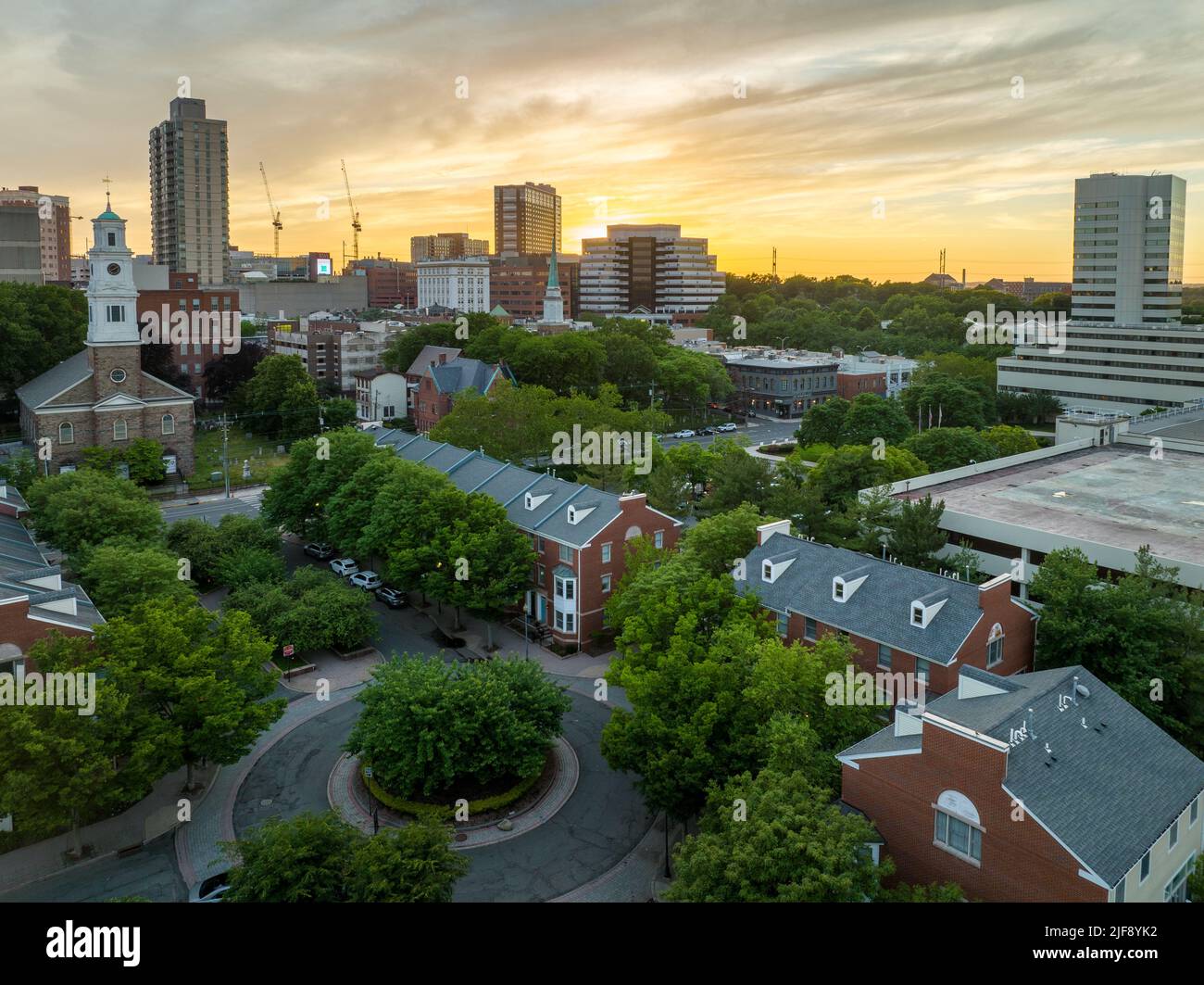 Vue aérienne du centre-ville du Nouveau-Brunswick, New Jersey avec spectaculaire coucher de soleil coloré ciel immeubles d'appartements basse élévation et première église réformée, haute élévation Banque D'Images