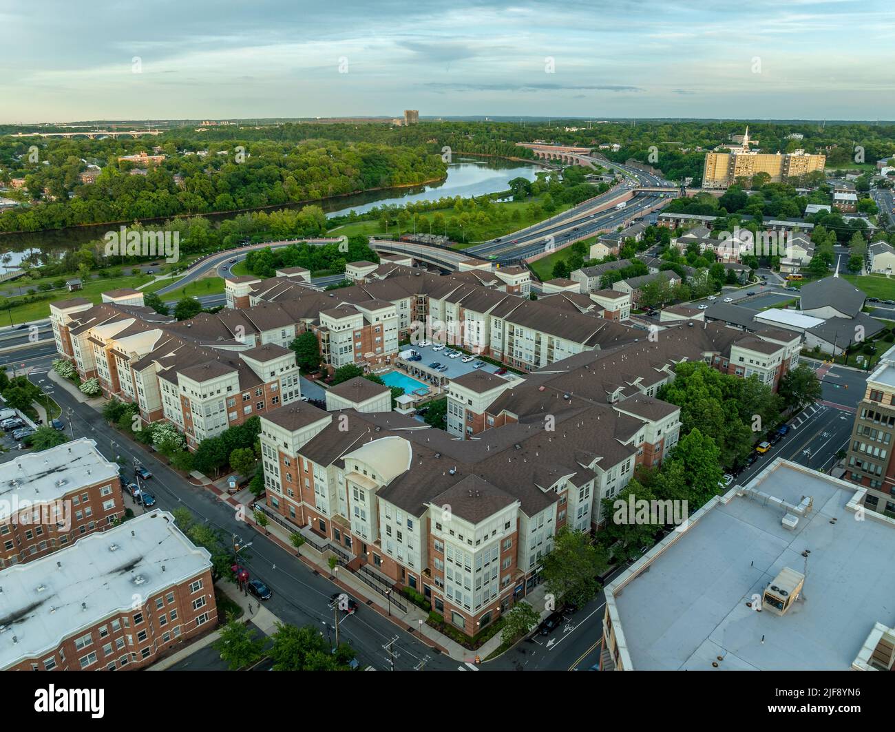 Vue aérienne du complexe moderne de condominiums d'appartements, résidence au Nouveau-Brunswick, New Jersey, avec piscine pour les résidents Banque D'Images