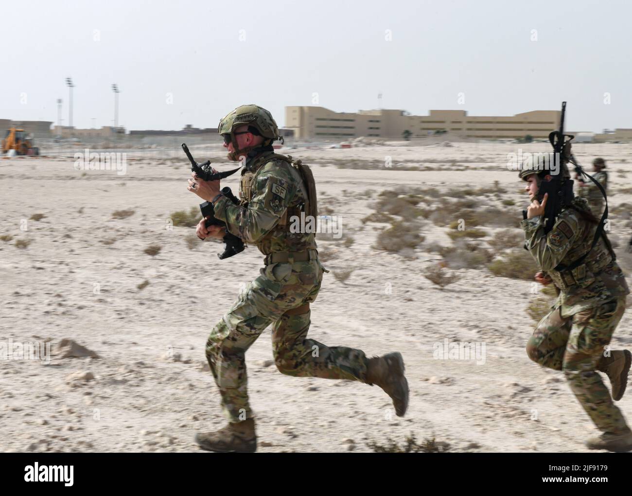 Les défenseurs de l'escadron 379th des forces de sécurité entrent en position lors de l'entraînement pré-déploiement de 21 avril 2022, à la base aérienne d'Al Udeid, au Qatar. Les défenseurs ont mis en pratique les compétences Agile combat Employment (ACE) à l'épreuve lors du test précis 22 à Oman. (É.-U. Air National Guard photo par Airman 1st classe Constantine Bambakidis) Banque D'Images