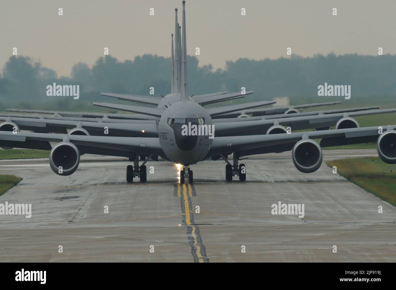 Communément appelé « Elephant Walk », un groupe de quatre avions de la US Air Force KC-135 Stratotanker de l’aile 185th de la Garde aérienne nationale de l’Iowa sont sur la voie de circulation avant le décollage à Sioux City, Iowa, sur 3 septembre 2009. L'avion part pour une mission locale de ravitaillement en carburant. Sgt senior Sgt. Photo USAF Vincent de Groot Banque D'Images