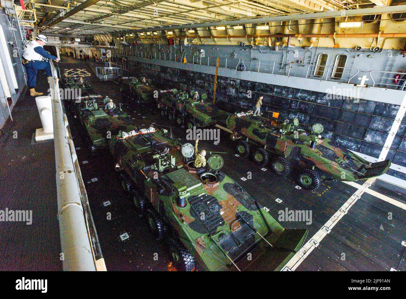 LES marines DE L'OCÉAN PACIFIQUE (23 juin 2022) affectés au 3D Bataillon des amphibiens d'assaut, 1st Division marine, se préparent à débarquer des véhicules de combat amphibies du pont de puits du navire de quai de transport amphibie USS John P. Murtha (LPD 26) pendant l'entraînement à bord de l'eau dans l'océan Pacifique, au 23 juin 2022. John P. Murtha mène actuellement des opérations de routine dans la flotte américaine 3rd. (É.-U. Photo marine par Curtis D. Spencer, spécialiste des communications de masse, classe 2nd) Banque D'Images