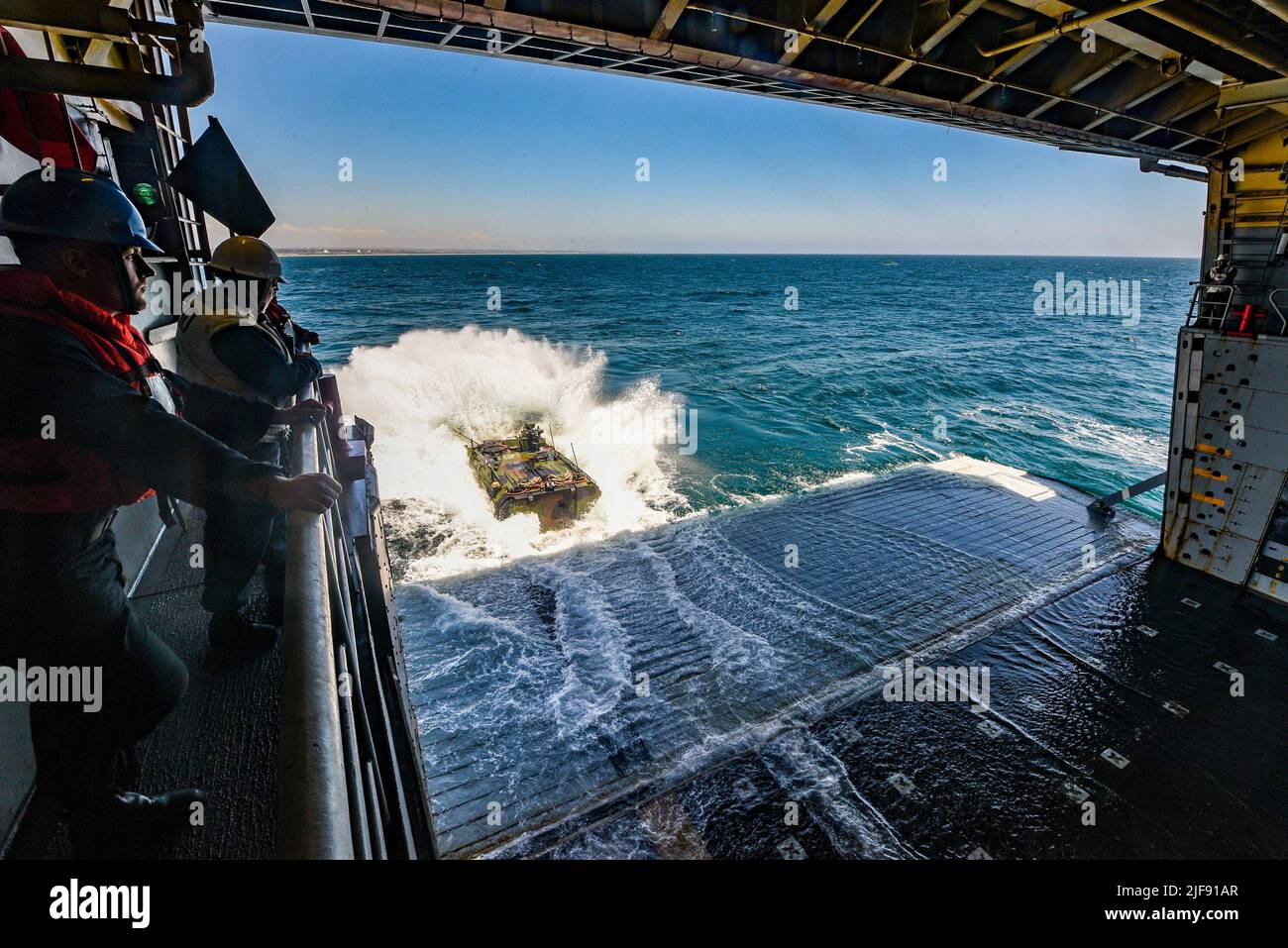 OCÉAN PACIFIQUE (23 juin 2022) un véhicule de combat amphibie attaché au 3D Bataillon d'assaut des amphibiens, 1st Division marine, débarque le pont de puits du navire de quai de transport amphibie USS John P. Murtha (LPD 26) lors d'un entraînement à bord de l'eau dans l'océan Pacifique, au 23 juin 2022. John P. Murtha mène actuellement des opérations de routine dans la flotte américaine 3rd. (É.-U. Photo marine par Curtis D. Spencer, spécialiste des communications de masse, classe 2nd) Banque D'Images