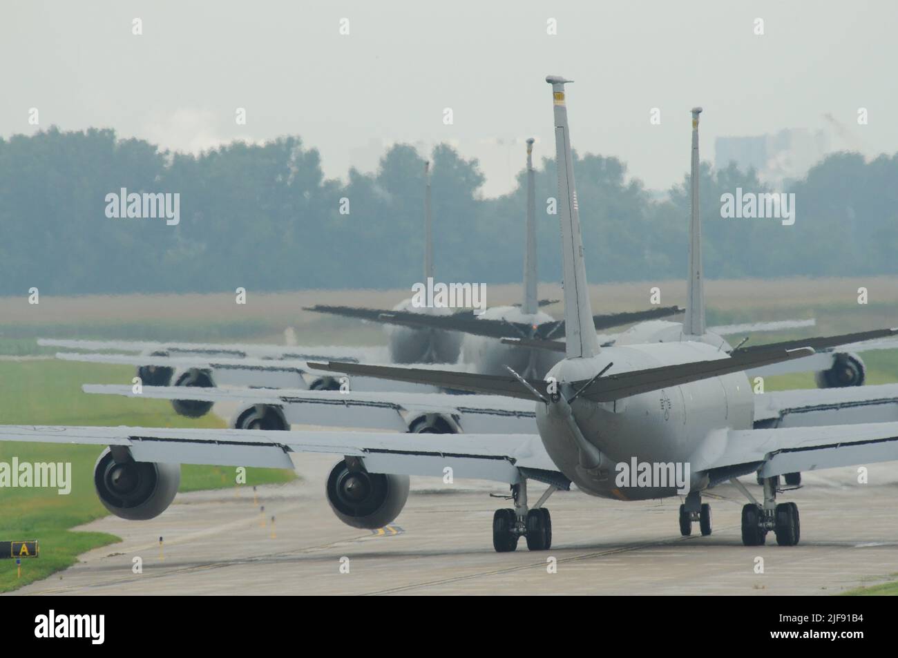 Communément appelé « Elephant Walk », un groupe de quatre avions de la US Air Force KC-135 Stratotanker de l’aile 185th de la Garde aérienne nationale de l’Iowa sont sur la voie de circulation avant le décollage à Sioux City, Iowa, sur 3 septembre 2009. L'avion part pour une mission locale de ravitaillement en carburant. Sgt senior Sgt. Photo USAF Vincent de Groot Banque D'Images