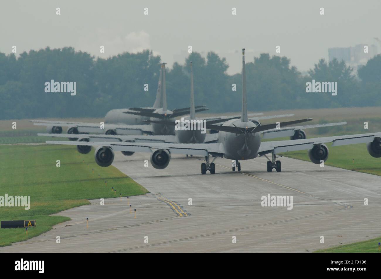 Communément appelé « Elephant Walk », un groupe de quatre avions de la US Air Force KC-135 Stratotanker de l’aile 185th de la Garde aérienne nationale de l’Iowa sont sur la voie de circulation avant le décollage à Sioux City, Iowa, sur 3 septembre 2009. L'avion part pour une mission locale de ravitaillement en carburant. Sgt senior Sgt. Photo USAF Vincent de Groot Banque D'Images