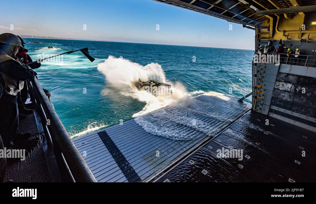 OCÉAN PACIFIQUE (23 juin 2022) un véhicule de combat amphibie attaché au 3D Bataillon d'assaut des amphibiens, 1st Division marine, débarque le pont de puits du navire de quai de transport amphibie USS John P. Murtha (LPD 26) lors d'un entraînement à bord de l'eau dans l'océan Pacifique, au 23 juin 2022. John P. Murtha mène actuellement des opérations de routine dans la flotte américaine 3rd. (É.-U. Photo marine par Curtis D. Spencer, spécialiste des communications de masse, classe 2nd) Banque D'Images