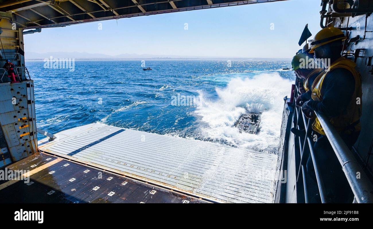 OCÉAN PACIFIQUE (23 juin 2022) un véhicule de combat amphibie attaché au 3D Bataillon d'assaut des amphibiens, 1st Division marine, débarque le pont de puits du navire de quai de transport amphibie USS John P. Murtha (LPD 26) lors d'un entraînement à bord de l'eau dans l'océan Pacifique, au 23 juin 2022. John P. Murtha mène actuellement des opérations de routine dans la flotte américaine 3rd. (É.-U. Photo marine par Curtis D. Spencer, spécialiste des communications de masse, classe 2nd) Banque D'Images