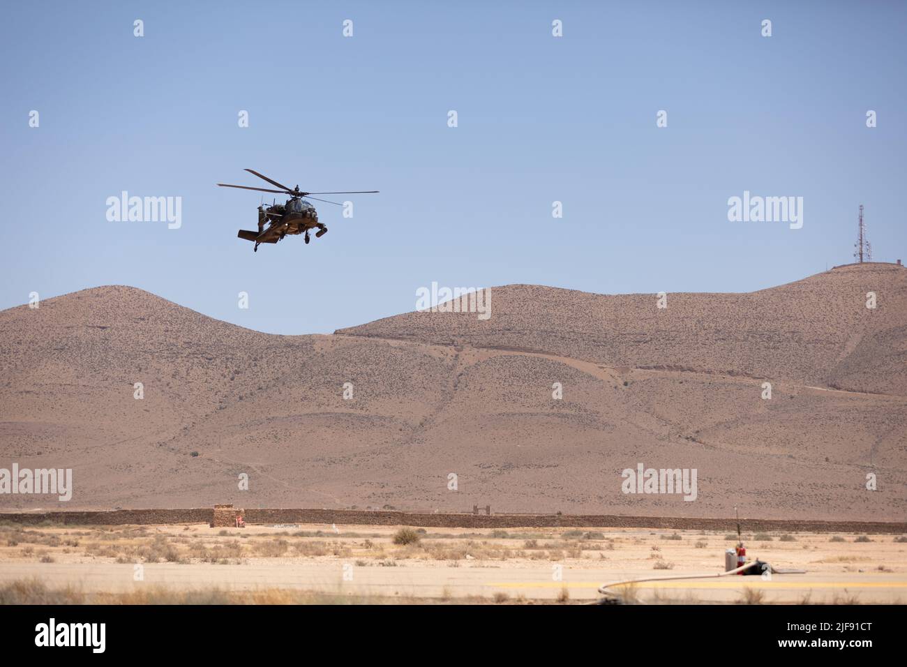 Un hélicoptère Apache AH-64D avec le bataillon de reconnaissance d'attaque de 1st de la Garde nationale de l'Utah, 211th Aviation Regiment, la Garde nationale de l'armée de l'Utah descend pour atterrir à Guelmim, au Maroc, au 27 juin 2022, dans le cadre de l'exercice Lion africain. L'exercice de formation 2022 marque la première fois que des hélicoptères Apache ont effectué des tours de vol, soutenu et tiré au Maroc. Le Lion africain 2022 est le plus grand exercice annuel, conjoint et premier du Commandement de l'Afrique des États-Unis organisé par le Maroc, le Ghana, le Sénégal et la Tunisie, 6 juin - 30. Plus de 7 500 participants de 28 pays et de l'OTAN s'entraînent ensemble en mettant l'accent sur l'amélioration des reines Banque D'Images
