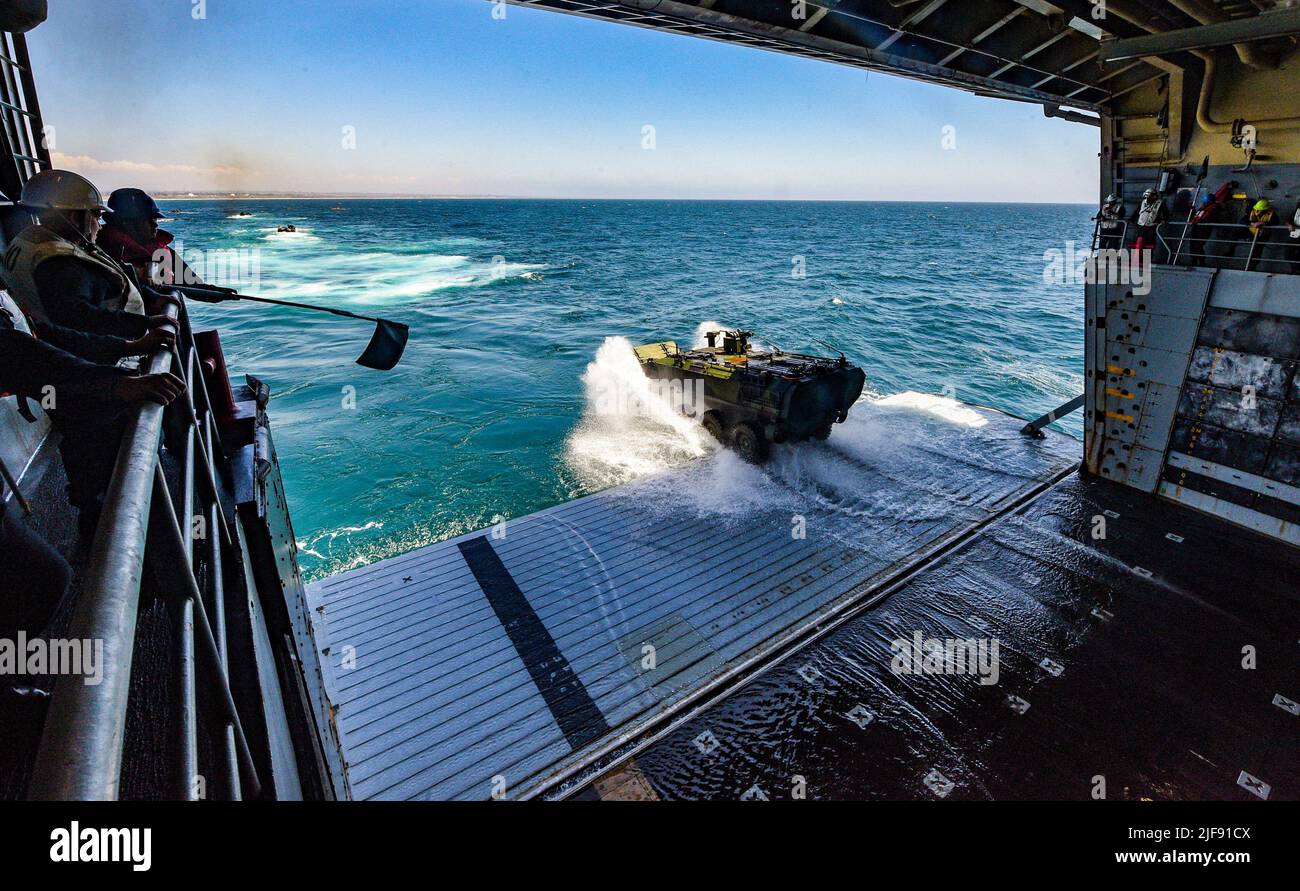 OCÉAN PACIFIQUE (23 juin 2022) Un marin de la marine américaine affecté au navire de transport amphibie USS John P. Murtha (LPD 26) signale à un véhicule de combat amphibie attaché au 3D Bataillon des amphibiens d'assaut, 1st Division marine, qu'il débarque le pont de puits à bord de John P. Murtha, 23 juin 2022. John P. Murtha mène actuellement des opérations de routine dans la flotte américaine 3rd. (É.-U. Photo marine par Curtis D. Spencer, spécialiste des communications de masse, classe 2nd) Banque D'Images