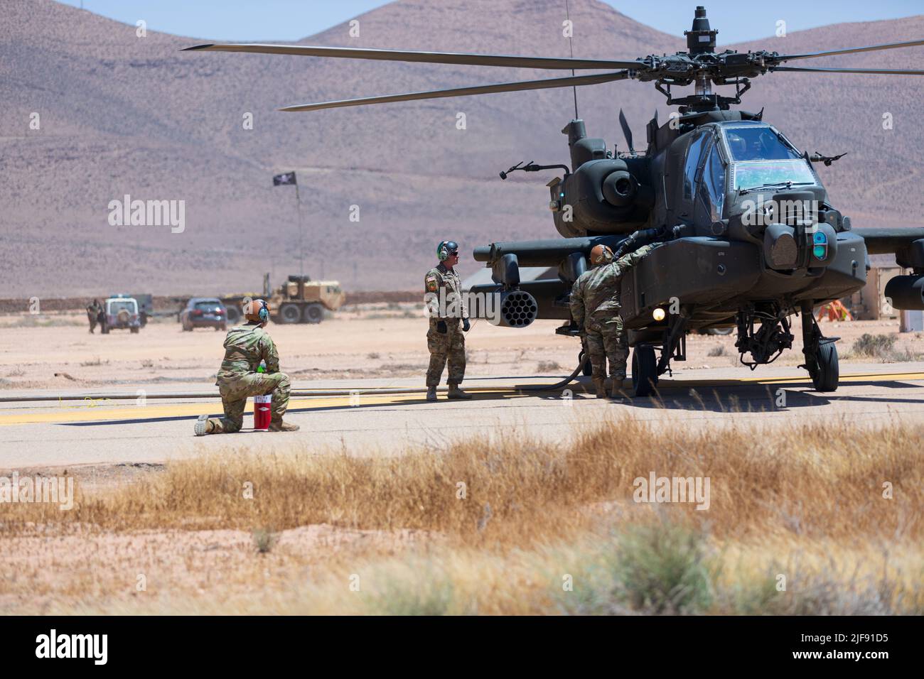 Les soldats de la Garde nationale de l'Utah du Bataillon de reconnaissance d'attaque de 1st, Régiment d'aviation de 211th, Garde nationale de l'armée de l'Utah alimentent un hélicoptère Apache AH-64D à Guelmim, au Maroc, au 27 juin 2022, dans le cadre de l'exercice Lion africain. L'exercice de formation 2022 marque la première fois que des hélicoptères Apache ont effectué des tours de vol, soutenu et tiré au Maroc. Le Lion africain 2022 est le plus grand exercice annuel, conjoint et premier du Commandement de l'Afrique des États-Unis organisé par le Maroc, le Ghana, le Sénégal et la Tunisie, 6 juin - 30. Plus de 7 500 participants de 28 pays et de l'OTAN s'entraînent avec un accent sur l'amélioration de la préparation pour U. Banque D'Images