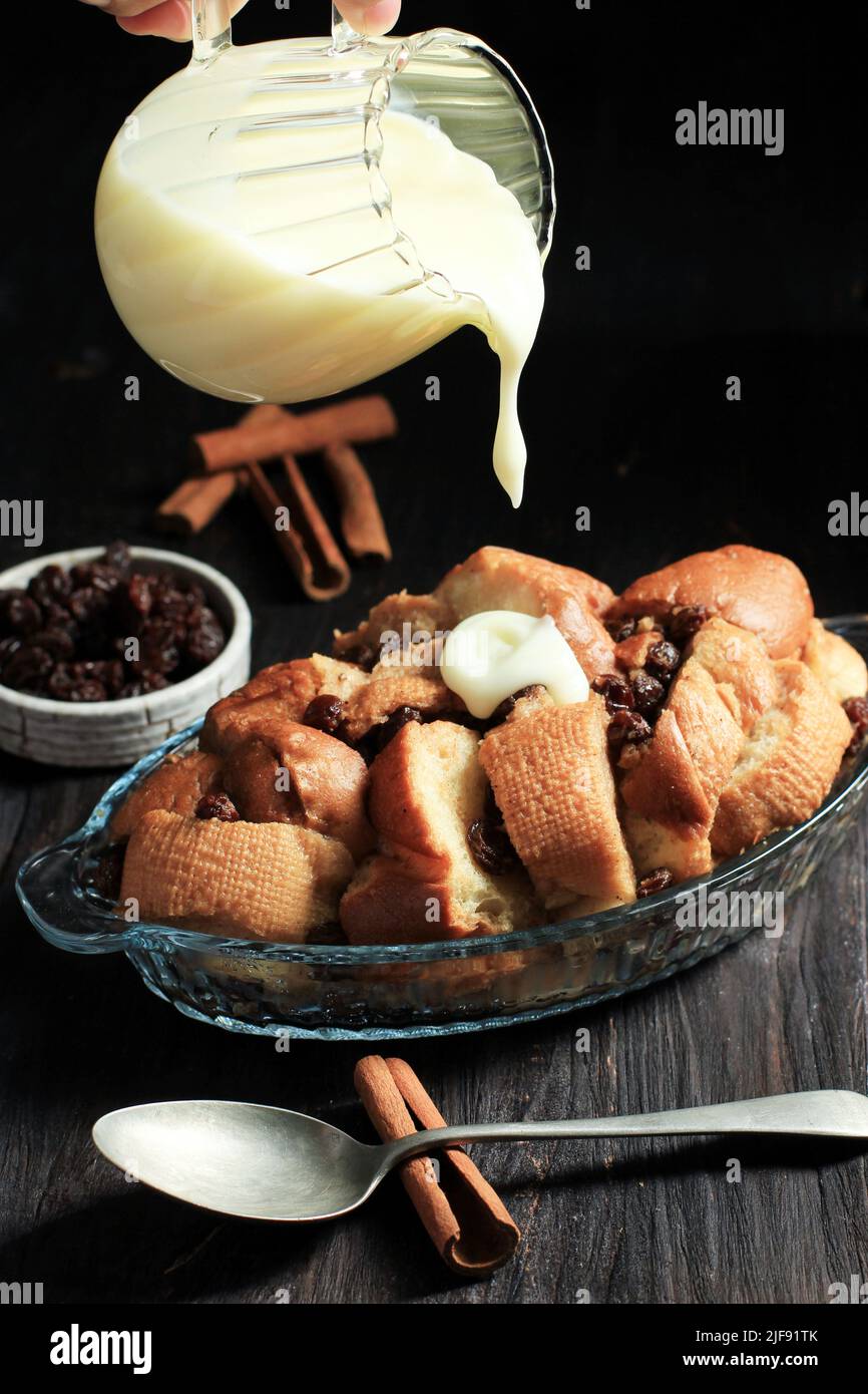 Versez la crème de crème de crème de crème de crème de crème de crème de crème de crème de crème de crème au pain et aux raisins secs Banque D'Images