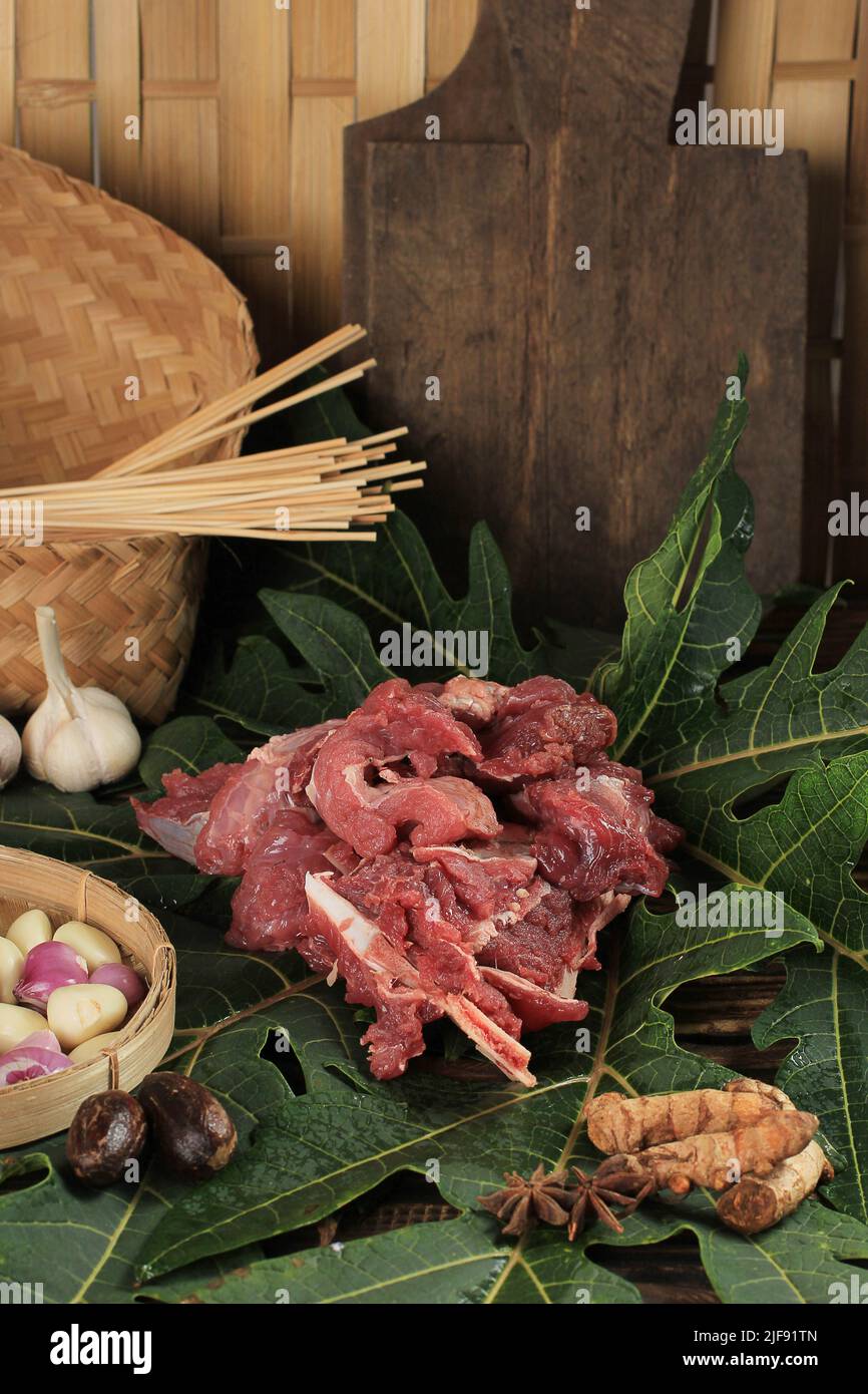 Assaisonnement Satay Meat Daging KURBAN avec la feuille de papaye avant de faire cuire au boeuf ou à l'agneau plus tendre et facile à manger, préparation Idul Adha Eid Menu Banque D'Images
