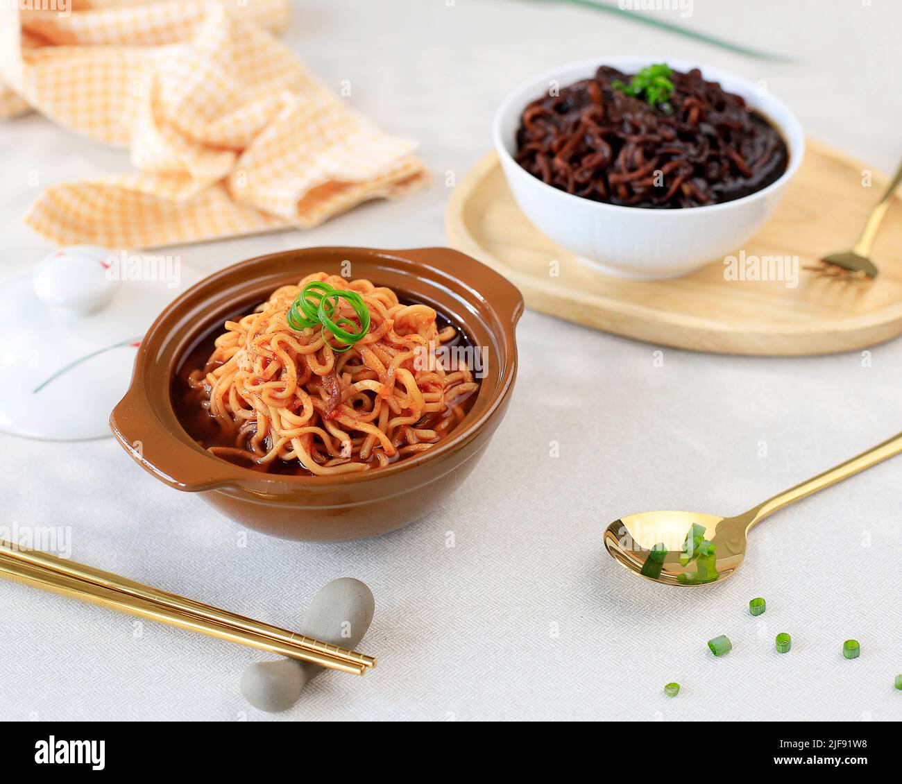 Ramen et Jjajangmyeon, cuisine populaire coréenne Banque D'Images