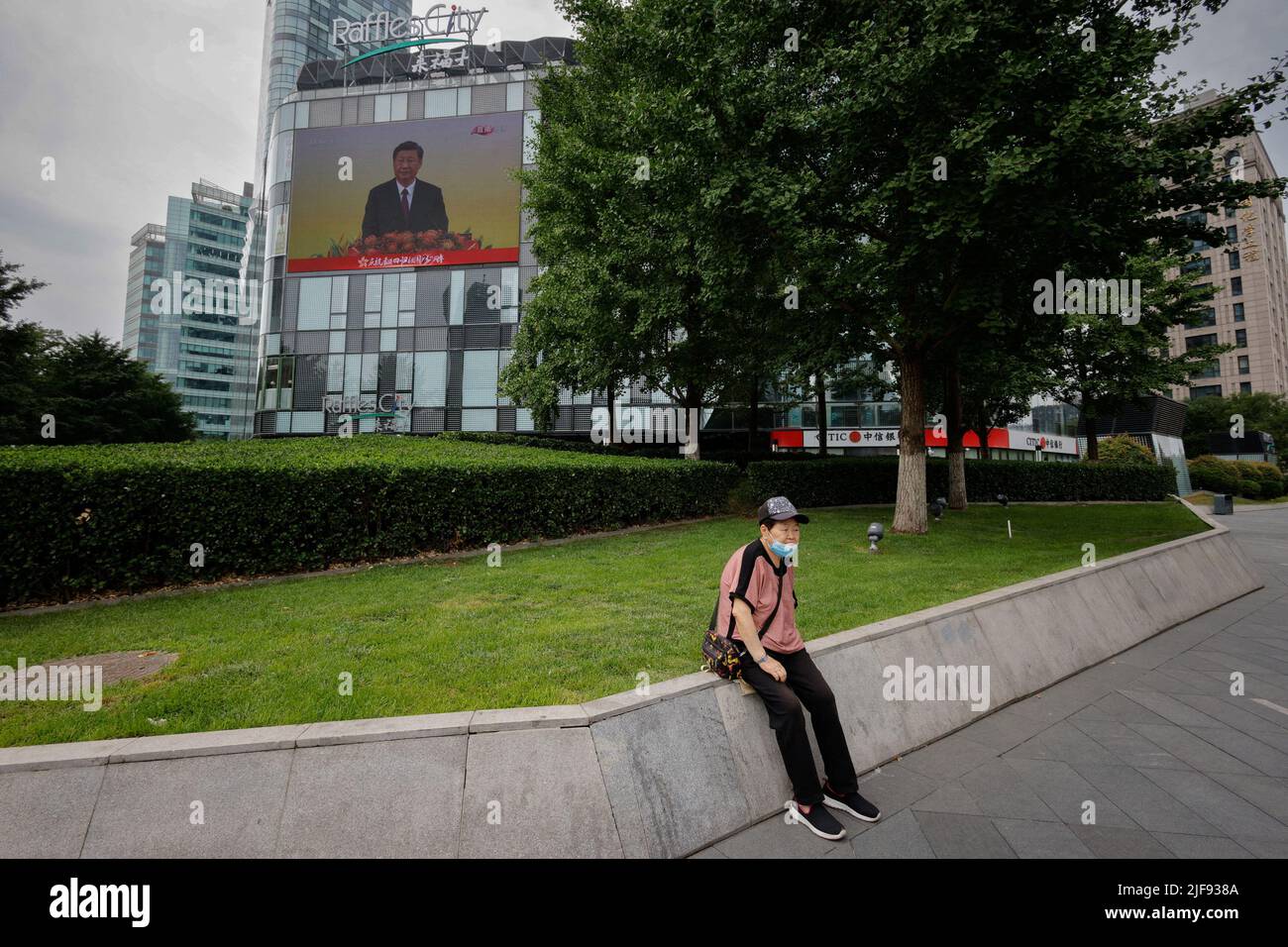 Un écran diffuse le discours du président chinois Xi Jinping lors d'une cérémonie d'inauguration du nouveau gouvernement de Hong Kong dans un centre commercial de Pékin, en Chine, au 1 juillet 2022, à l'occasion du 25th anniversaire de la remise de la ville de Grande-Bretagne à la Chine. REUTERS/Thomas Peter Banque D'Images