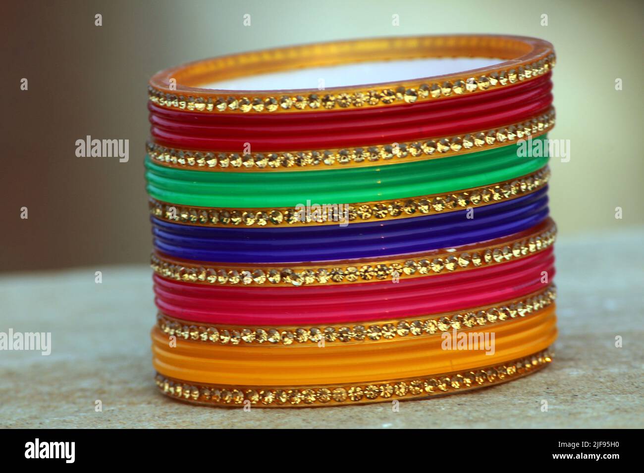 quelques bracelets colorés mis sur la pierre Banque D'Images