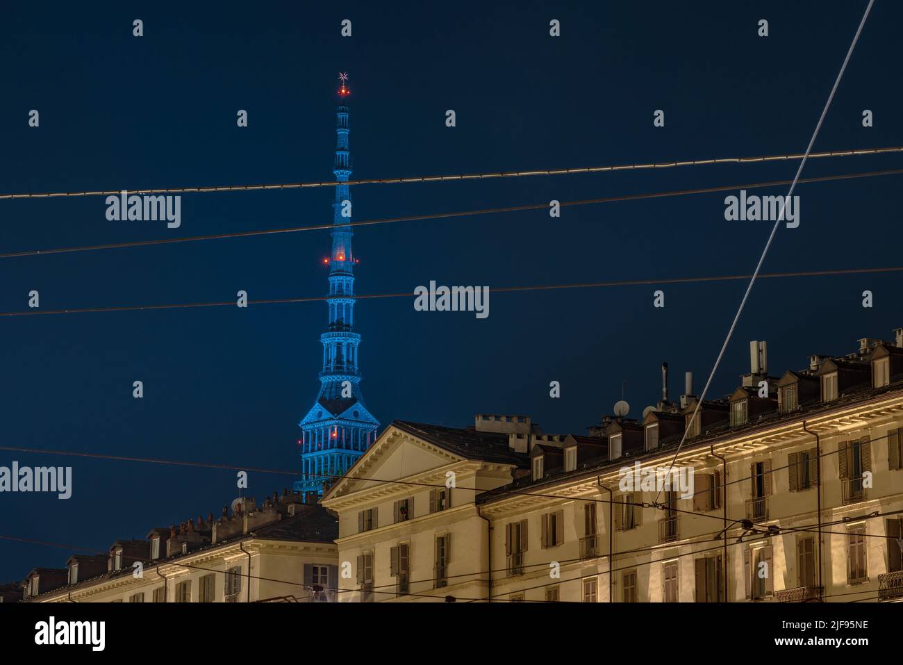 La flèche de la Mole Antonelliana s'élève au-dessus des bâtiments de Turin, en Italie Banque D'Images