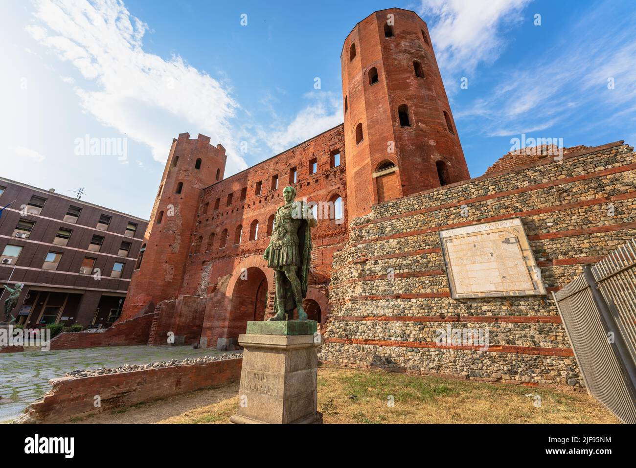 Turin, Italie. 15 juin 2022. Vue arrière de la porte du Palatin et de la statue César Julius Banque D'Images