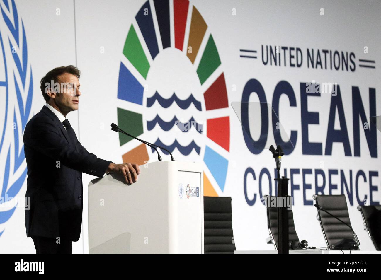 Le Président de la République, Emmanuel Macron prononce un décourage en session plénière de la Conférence des Nations unies sur les Océans, le 30 juin 2022, à Lisbone, Portugal. Le président français Emmanuel Macron prononce un discours à l'Arena d'Altice à Lisbonne, sur 30 juin 2022, dans le cadre de la Conférence des Nations Unies sur l'océan. Une importante conférence des Nations Unies sur la manière de restaurer la santé chancelante des océans du monde a débuté à Lisbonne sur 27 juin 2022 par une vague de promesses visant à étendre les zones marines protégées, à interdire les mines en haute mer et à combattre la pêche illégale. Photo de Stephane Lemouton/Pool/ABACAPRESS.COM Banque D'Images