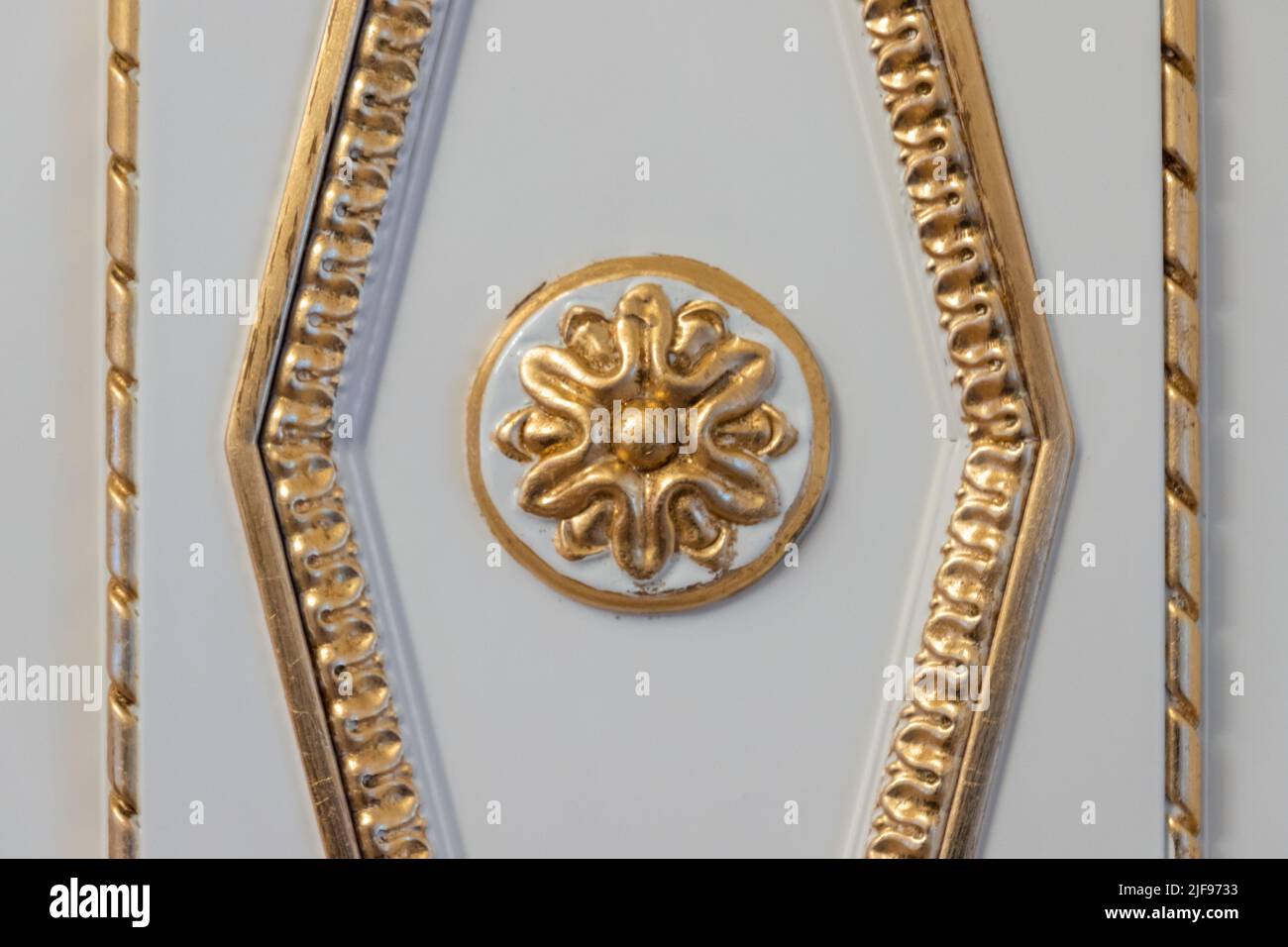 Ancienne décoration ancienne fragment, sculpture en bois de couleur or sur mur blanc, gros plan photo Banque D'Images