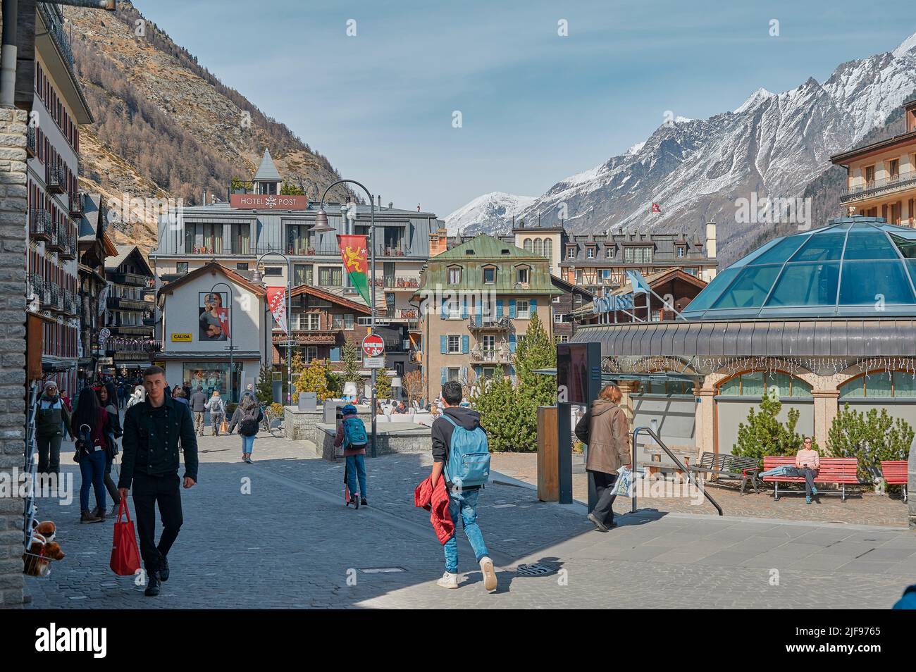 ZERMATT, SUISSE - APR 11, 2022: Un paysage autour du centre-ville de Zermatt, une station de montagne réputée pour le ski, l'escalade et la randonnée. T Banque D'Images