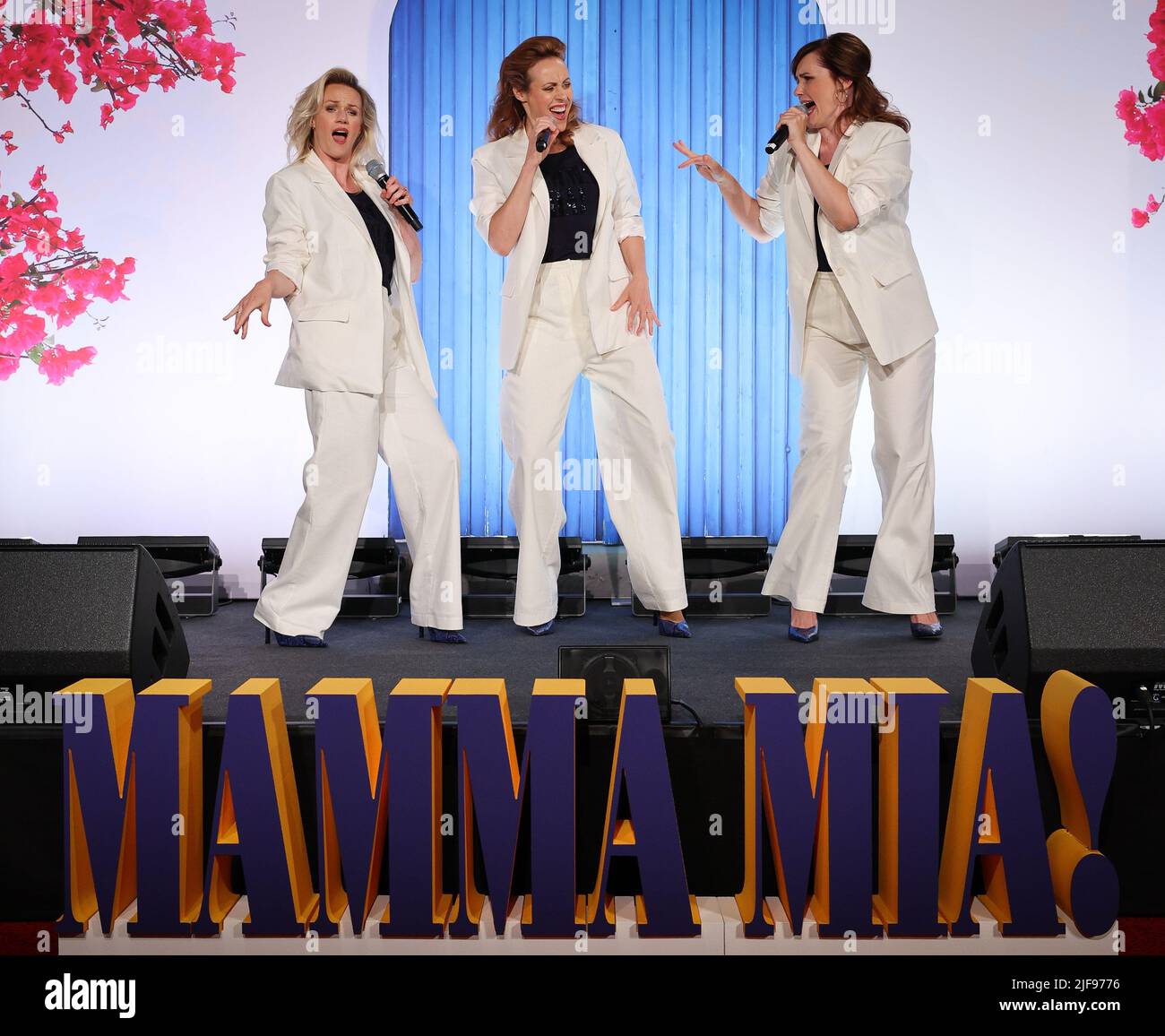 Hambourg, Allemagne. 29th juin 2022. Les actrices de musique Jennifer van Brenk (Tanja), Anna Thoren (Donna, Altering) et Franziska Lessing (Rosie) sont sur une scène lors de la présentation de la production musicale 'mamma Mia!'. Stage Entertainment a présenté les stars de la « mamma Mia! » Comeback musical 'donna and the dynamos' au Théâtre Neue Flora mercredi. La comédie musicale peut être revue à Hambourg depuis 11 septembre. Credit: Christian Charisius/dpa/Alay Live News Banque D'Images
