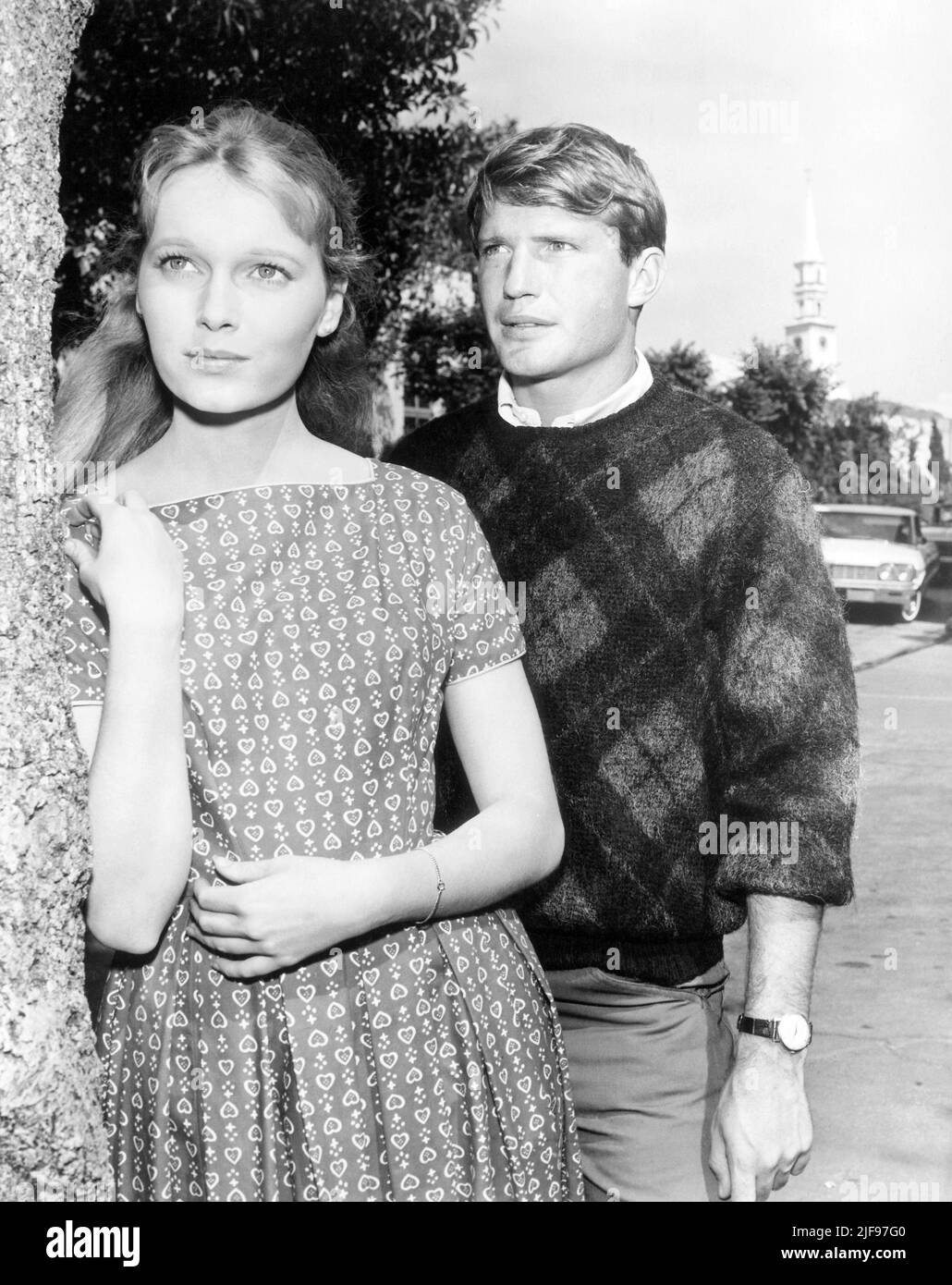 MIA FARROW ET RYAN O'NEAL À PEYTON PLACE (1964), SOUS LA DIRECTION DE HARVEY HART, PAUL MONASH, WALTER DONIGER ET GERALD MAYER. Crédit: 20th CENTURY FOX TV / Album Banque D'Images