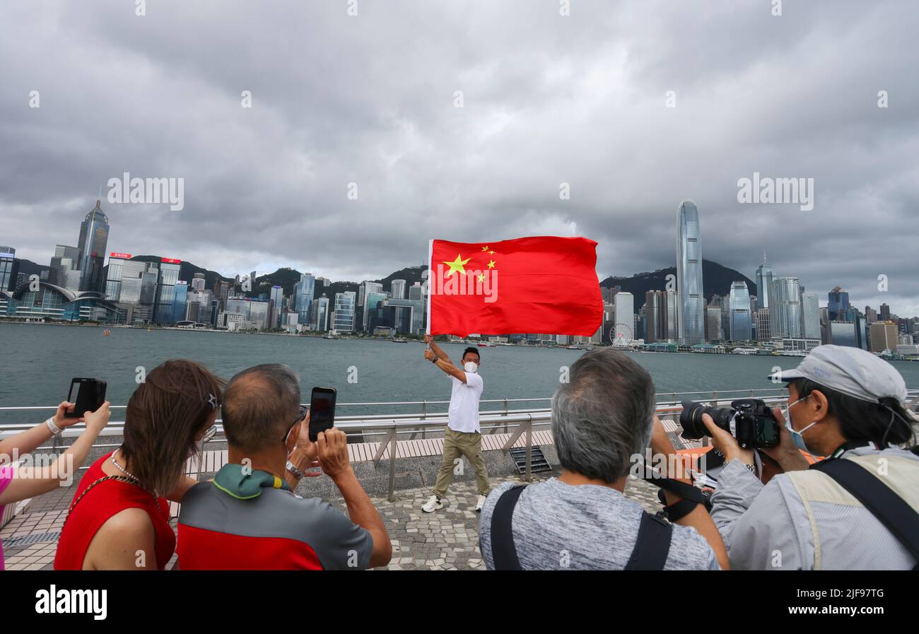 Hong Kong, Chine. 01st juillet 2022. 1st juillet, Hong Kong. Les membres du public célèbrent le 25th anniversaire de la création de la HKSAR à la promenade Tsim Sha Tsui sous le signal no 3, alors que la police patrouille et garde-pied. 01JUL22 SCMP/Nora Tam crédit: South China Morning Post/Alay Live News Banque D'Images