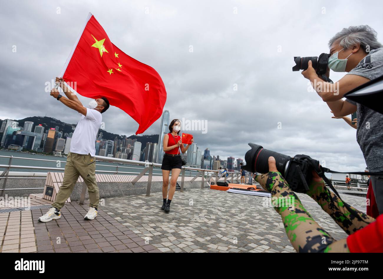 Hong Kong, Chine. 01st juillet 2022. 1st juillet, Hong Kong. Les membres du public célèbrent le 25th anniversaire de la création de la HKSAR à la promenade Tsim Sha Tsui sous le signal no 3, alors que la police patrouille et garde-pied. 01JUL22 SCMP/Nora Tam crédit: South China Morning Post/Alay Live News Banque D'Images