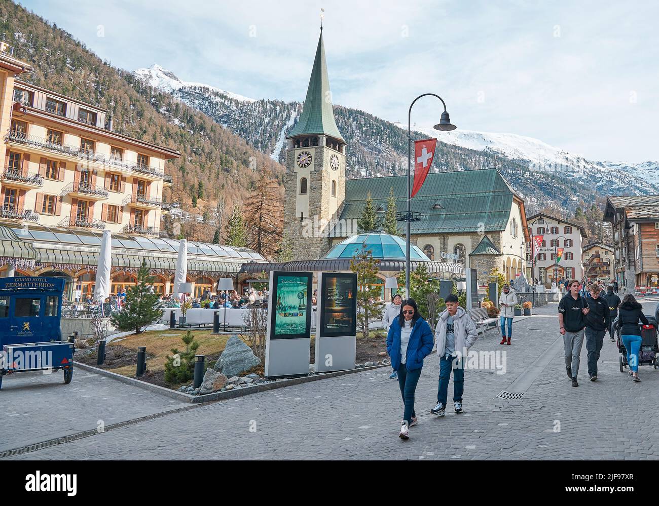 ZERMATT, SUISSE - APR 11, 2022: Un paysage autour du centre-ville de Zermatt, une station de montagne réputée pour le ski, l'escalade et la randonnée. T Banque D'Images