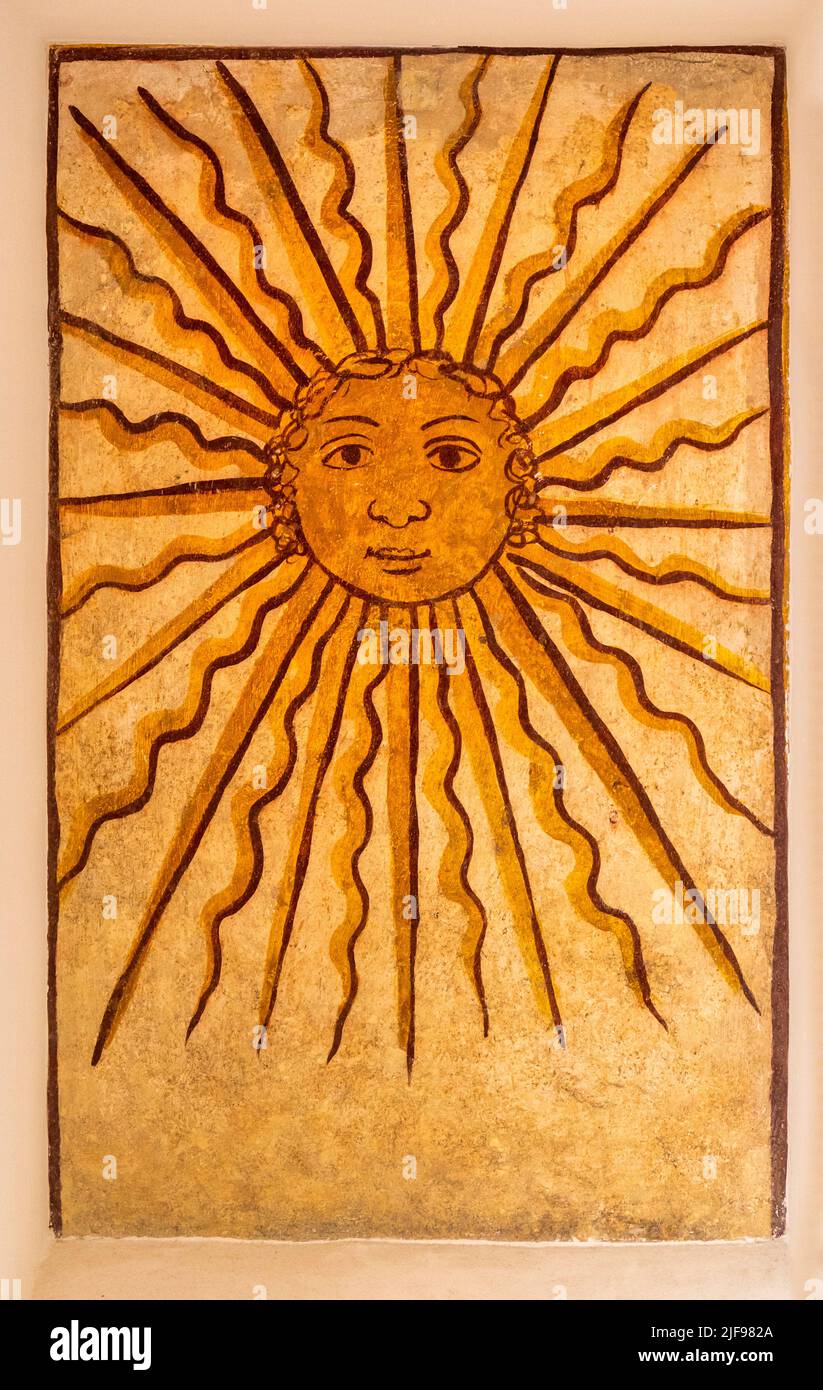 Image stylisée du soleil dans l'église du centre du musée Saint François, Evora, Alentejo, Portugal. Evora est un site classé au patrimoine mondial de l'UNESCO. Banque D'Images