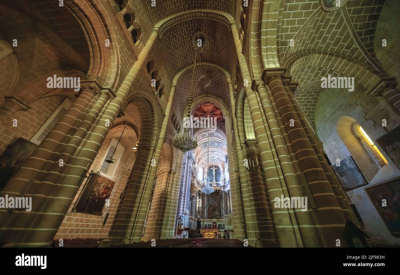 Nef centrale de la cathédrale d'Evora, construite entre les 12th et 18th siècles dans les styles architecturaux roman, gothique, Manueline et baroque. Evora, Banque D'Images