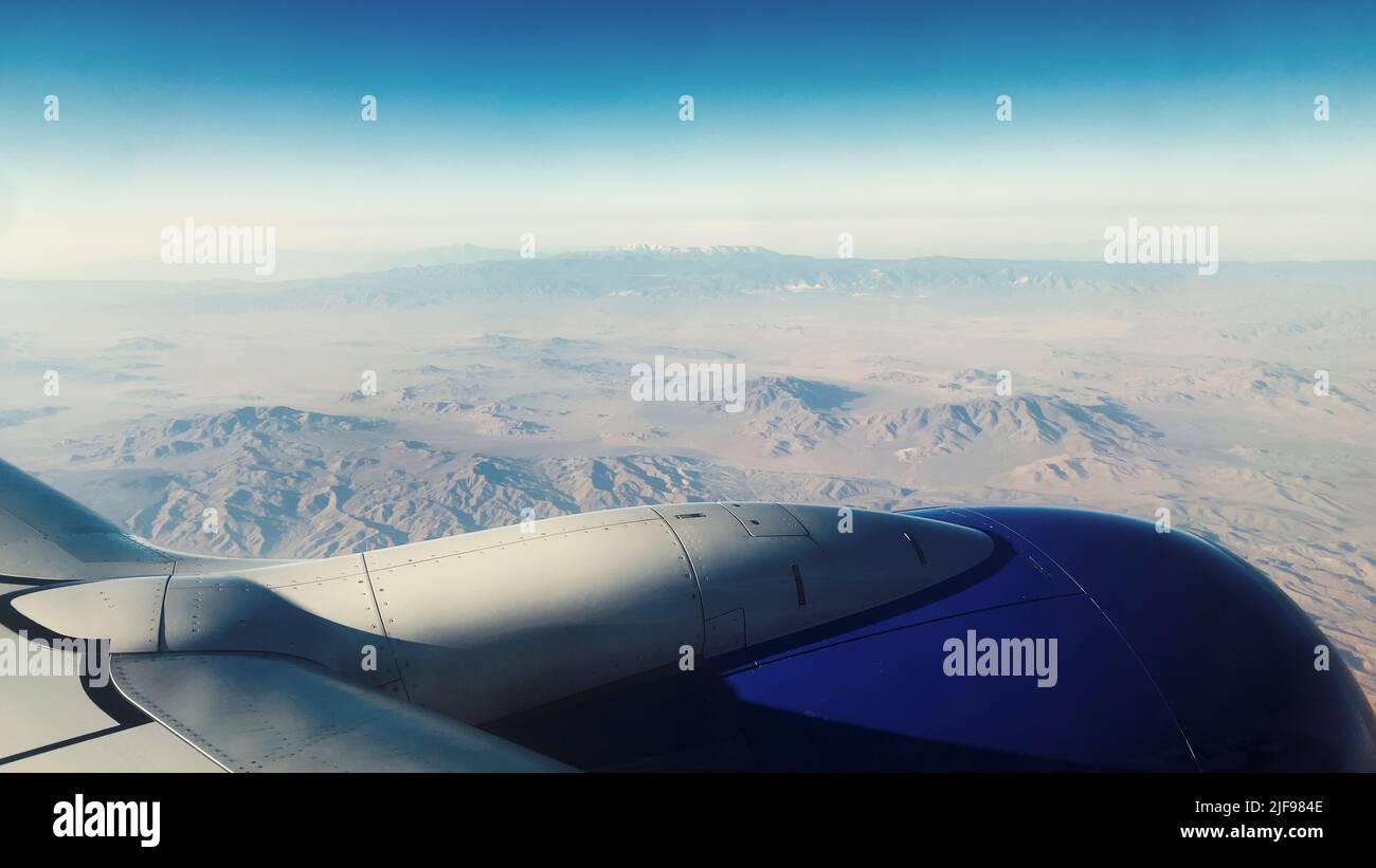 Vue sur le paysage du désert depuis la fenêtre de l'avion Banque D'Images