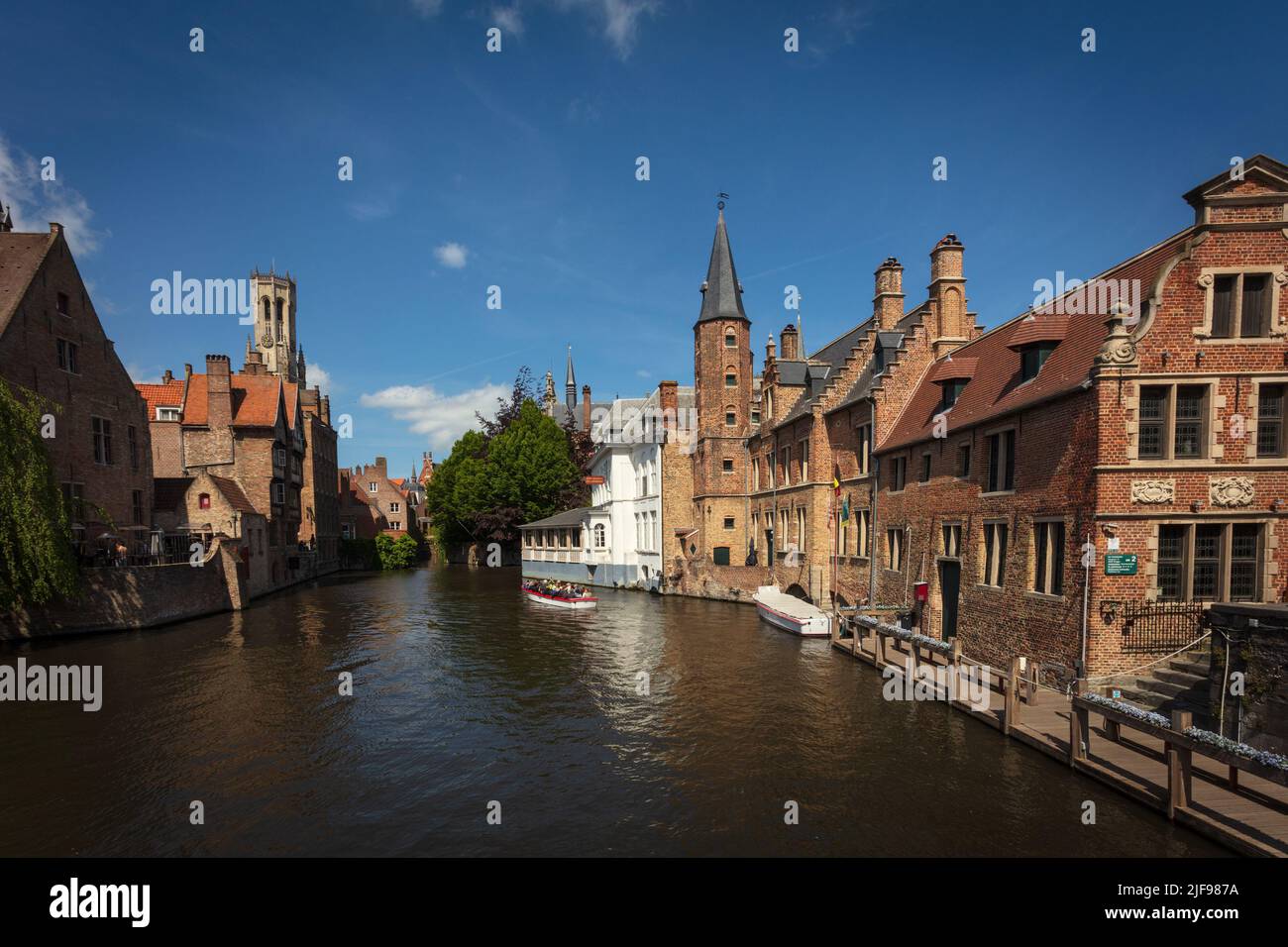 Rozenhoedkaai, Rosary Quay, l'un des endroits les plus populaires à visiter à Bruges. Le canal est sourrandé par une belle architecture médiévale. Belgique. Banque D'Images