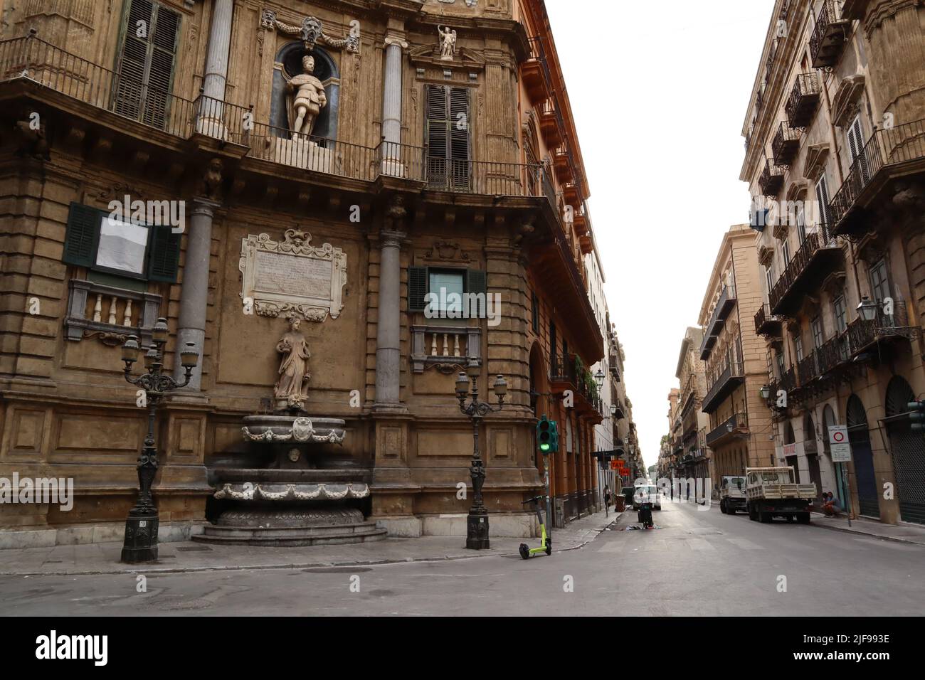 Palerme, Sicile (Italie): Quattro Canti à la place Vigliena, le centre des quartiers historiques de la ville avec les fontaines Printemps, été, automne a Banque D'Images