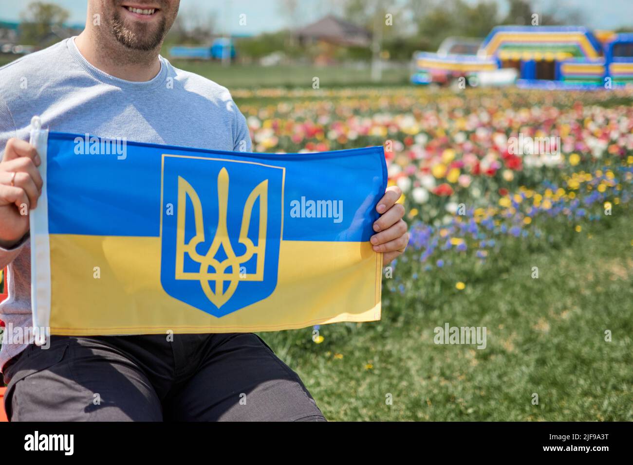 Main tenant le drapeau ukrainien sur fond jaune-bleu. Les enfants soutiennent l'Ukraine en montrant du cœur. Crise ukrainienne, agression russe en Ukraine. Guerre de la Russie contre l'Ukraine. Banque D'Images