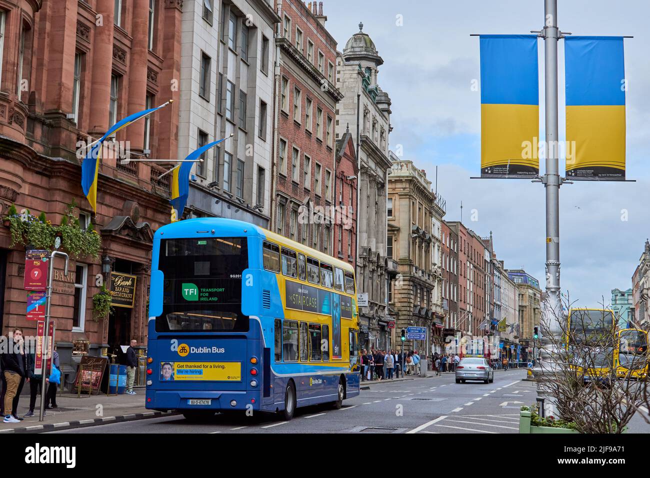 Dublin, Irlande - 19 juin 2022: Centre-ville décoré avec des drapeaux ukrainiens par le conseil municipal de Dublin soutenant le peuple de l'Ukraine. Protestation contre l'invasion russe en Ukraine. Tenez-vous avec l'Ukraine. Banque D'Images