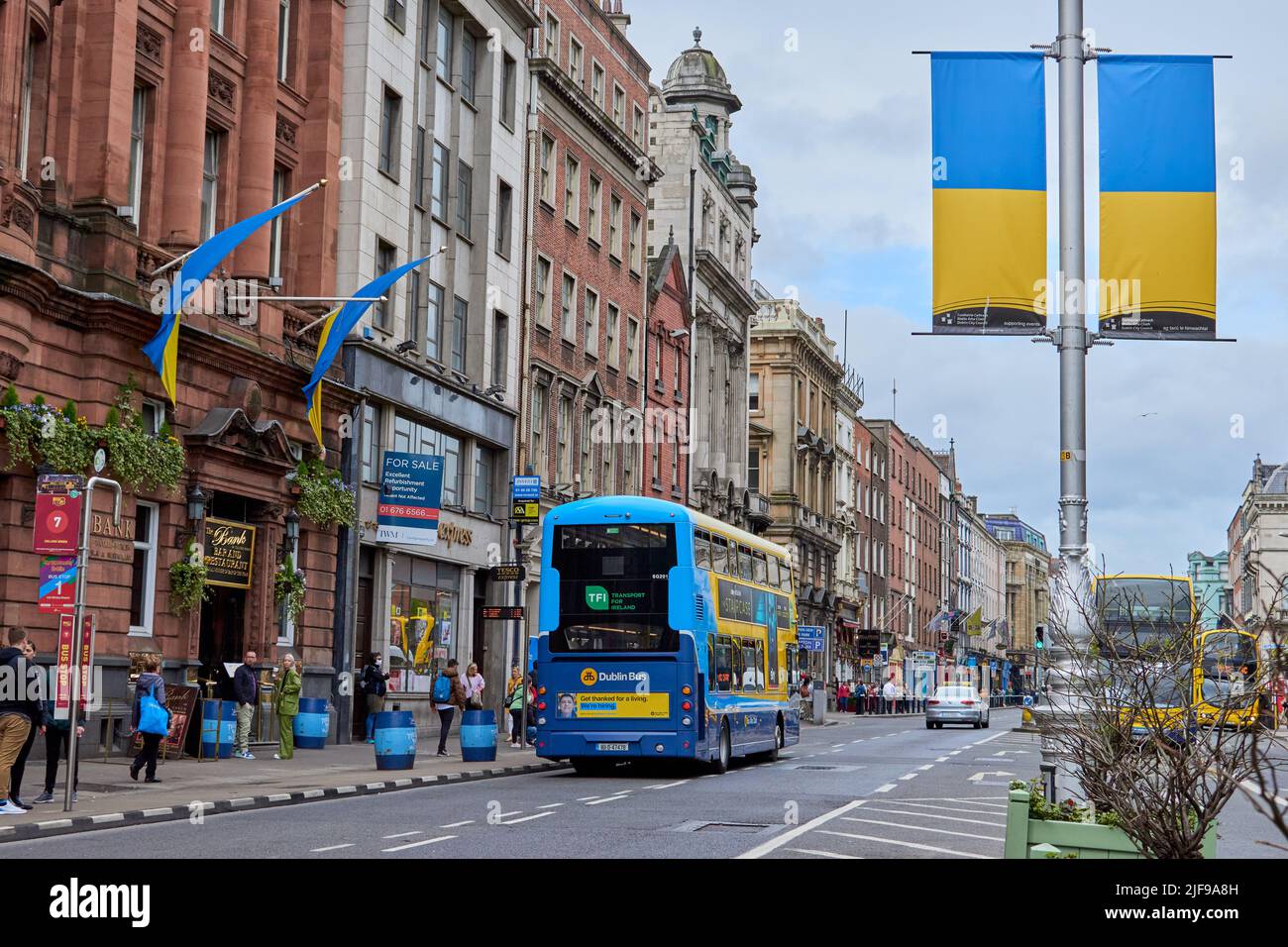 Dublin, Irlande - 19 juin 2022: Centre-ville décoré avec des drapeaux ukrainiens par le conseil municipal de Dublin soutenant le peuple de l'Ukraine. Protestation contre l'invasion russe en Ukraine. Tenez-vous avec l'Ukraine. Banque D'Images