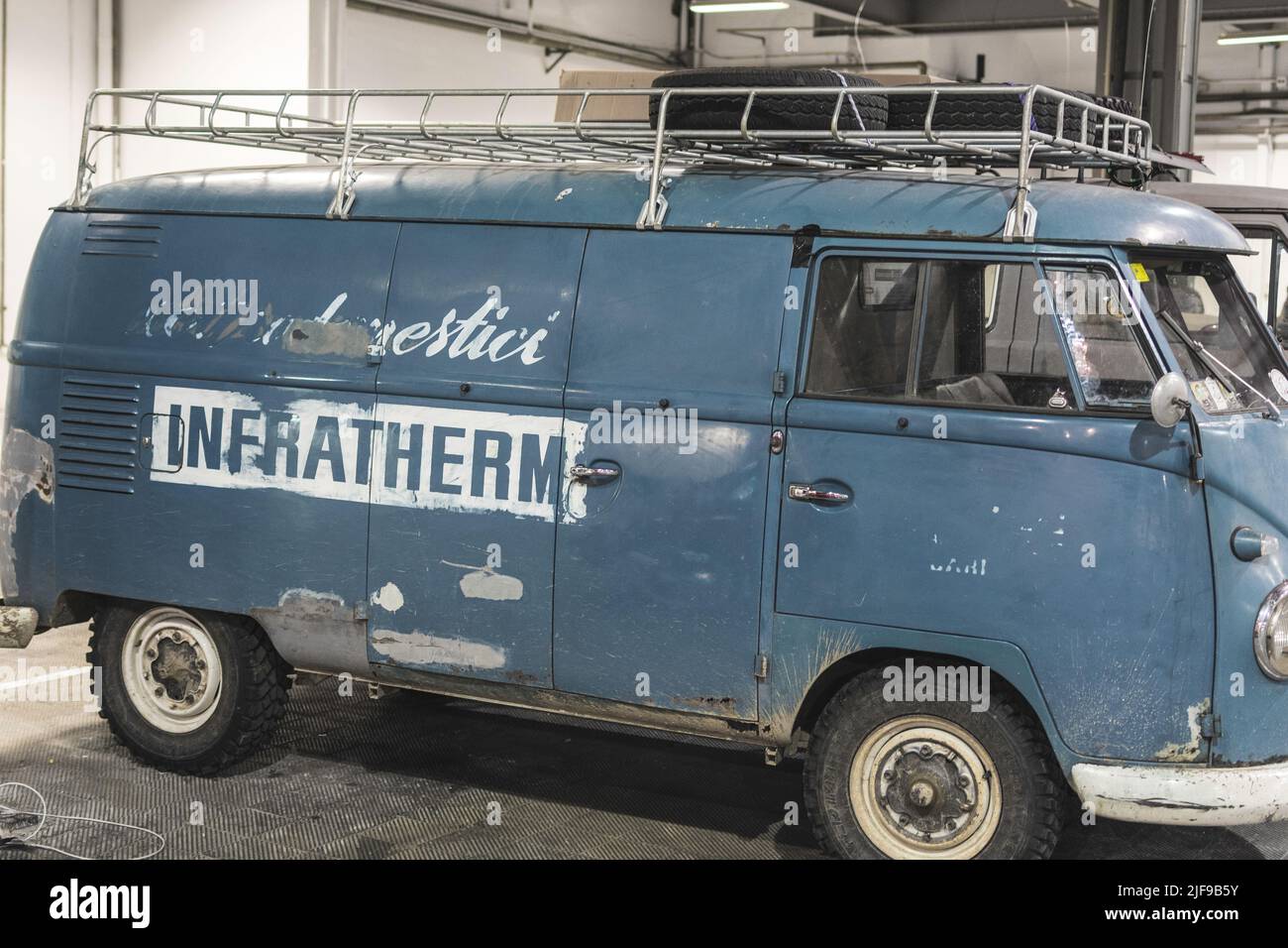 Belle fourgonnette classique dans la rue. Volkswagen T1 Banque D'Images